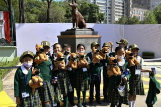 La Secretaría de la Defensa Nacional (Sedena), develó la estatua del elemento canino Proteo, que murió el 10 de febrero de este año en Turquía, debido al clima extremadamente frío en aquella nación, durante labores de búsqueda tras los sismos que se registraron en el país.