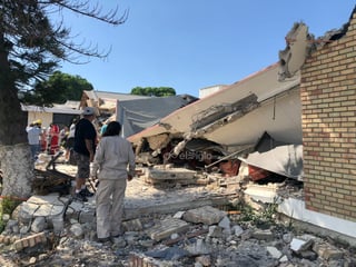 Elementos de los cuerpos de emergencia y vecinos del lugar, atendieron a personas lesionadas, quienes se encontraban en la parroquia de la Santa Cruz, en Ciudad Madero, cuyo techo se desplomó.