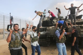 Los duros bombardeos israelíes sobre Gaza, más de 3 mil cohetes lanzados de la Franja a Israel, combates contra milicias palestinas que aún controlan zonas israelíes y decenas de rehenes israelíes capturados marcan la guerra que estalló hoy.
