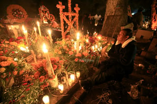 Como cada año, familiares y amigos comenzaron este 01 de noviembre la tradicional 'Noche de muertos' en Tzintzuntzan, Michoacán.