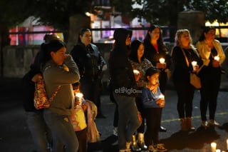 Decenas de personas respondieron al llamado realizado por la asociación JACS para realizar una actividad de encendido de luz, dedicado a las personas que han fallecido por autolesión.
