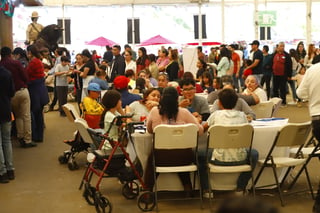Este domingo, miles de duranguenses se unieron a la causa de llevar juguetes a los niños, a través de su participación en la Kermesse de la familia.