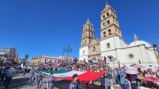 Cientos de familias, se dieron cita este lunes 20 de noviembre, para presenciar el desfile cívico deportivo, con motivo del 113 Aniversario del inicio de la Revolución Mexicana.