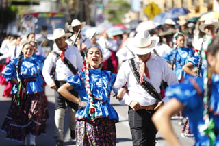 Cientos de familias, se dieron cita este lunes 20 de noviembre, para presenciar el desfile cívico deportivo, con motivo del 113 Aniversario del inicio de la Revolución Mexicana.