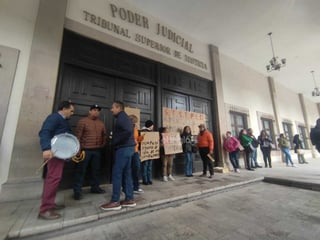 Esta mañana trabajadores de Gobierno del Estado tomaron las oficinas del poder Ejecutivo, Legislativo y Judicial, esto en protesta de la falta de pagos en algunos rubros.