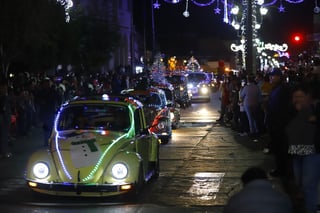 Cientos de duranguenses se reunieron en el Centro de la ciudad para apreciar el desfile navideño.