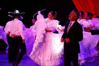 Una celebración del amor, así fue el espectáculo multidisciplinario de la Compañía Korián “Amor, Amor”, la octava edición de este show que reúne desde canto hasta poesía y que este año tuvo como escenario el Teatro Ricardo Castro.