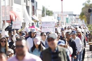 Cientos de personas participaron este domingo en la marcha en defensa de la democracia, convocada desde hace algunos meses por diversas organizaciones.