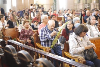 Este domingo, duranguenses acudieron a la Catedral para celebrar el Domingo de Ramos, que -como tradicionalmente se hace- se lleva a cabo la procesión de los mismos.