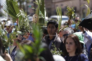 Este domingo, duranguenses acudieron a la Catedral para celebrar el Domingo de Ramos, que -como tradicionalmente se hace- se lleva a cabo la procesión de los mismos.