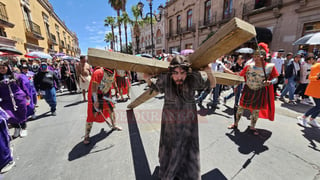 Duranguenses recuerdan la Pasión de Cristo a través del Viacrucis