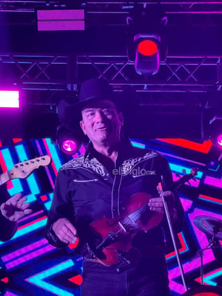 El concierto de la banda country Caballo Dorado cerró con todo el Festival Ricardo Castro 2024, no solo por poner a bailar a todos duranguenses, sino por lograr romper el récord del mayor número de personas bailando “Payaso de rodeo”.