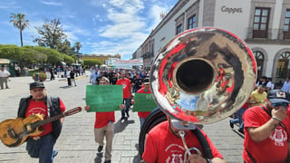 Realizan desfile para conmemorar el Día del Trabajo en Durango.