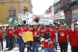 Realizan desfile para conmemorar el Día del Trabajo en Durango.