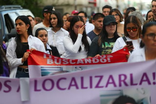 Amigos, compañeros, grupos feministas y sociedad duranguense, se unieron en una marcha del silencio a nombre de Ixchel Yadira, quien luego de una búsqueda de días, fue encontrada sin vida en un domicilio en Canatlán, propiedad de su suegro.