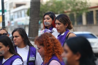 Amigos, compañeros, grupos feministas y sociedad duranguense, se unieron en una marcha del silencio a nombre de Ixchel Yadira, quien luego de una búsqueda de días, fue encontrada sin vida en un domicilio en Canatlán, propiedad de su suegro.