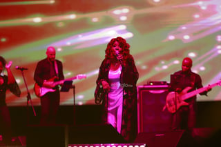 Gloria Gaynor interpreta sus éxitos para los duranguenses en la Velaría de la Feria Nacional Durango “Francisco Villa