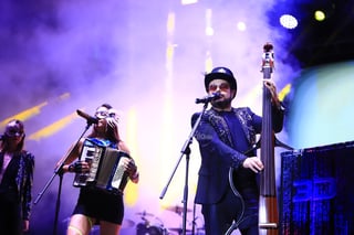 Los 30 años de carrera musical del compositor mexicano Aleks Syntek se escucharon en la Plaza IVCentenario de Durango, donde se presentó como parte de los eventos estelares de la mayor fiesta cultural del estado, el Festival Revueltas 2024.