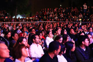 Los 30 años de carrera musical del compositor mexicano Aleks Syntek se escucharon en la Plaza IVCentenario de Durango, donde se presentó como parte de los eventos estelares de la mayor fiesta cultural del estado, el Festival Revueltas 2024.