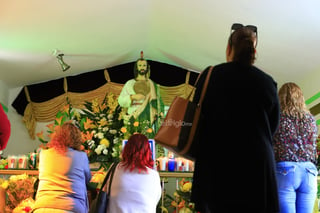 Decenas de duranguenses se reúnen en templo de San Judas Tadeo para agradecerle y venerarlo.