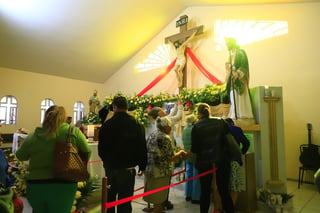 Decenas de duranguenses se reúnen en templo de San Judas Tadeo para agradecerle y venerarlo.