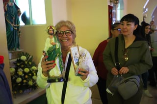 Decenas de duranguenses se reúnen en templo de San Judas Tadeo para agradecerle y venerarlo.