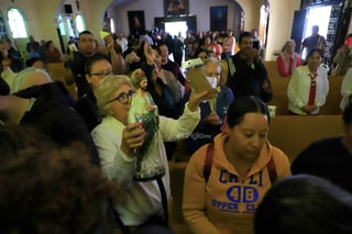 Decenas de duranguenses se reúnen en templo de San Judas Tadeo para agradecerle y venerarlo.