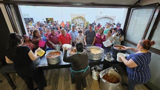 Y San Judas lo volvió a hacer. En la calle Ramírez ocurrió el milagro de la multiplicación de la comida. Esperaban a 700 personas para el Rosario y la Reliquia, pero llegó mucha, mucha más gente de lo planeado.