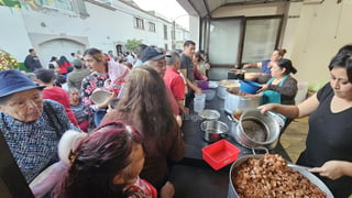 Y San Judas lo volvió a hacer. En la calle Ramírez ocurrió el milagro de la multiplicación de la comida. Esperaban a 700 personas para el Rosario y la Reliquia, pero llegó mucha, mucha más gente de lo planeado.