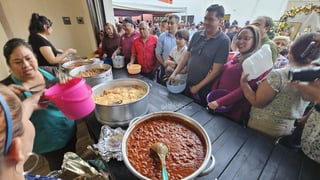 Y San Judas lo volvió a hacer. En la calle Ramírez ocurrió el milagro de la multiplicación de la comida. Esperaban a 700 personas para el Rosario y la Reliquia, pero llegó mucha, mucha más gente de lo planeado.