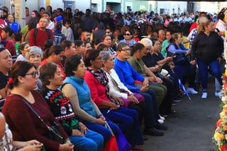 Y San Judas lo volvió a hacer. En la calle Ramírez ocurrió el milagro de la multiplicación de la comida. Esperaban a 700 personas para el Rosario y la Reliquia, pero llegó mucha, mucha más gente de lo planeado.