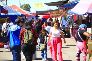 Decenas de duranguenses se dieron cita al Panteón de Oriente para visitar a sus seres queridos por el Día de Muertos.