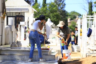 Decenas de duranguenses se dieron cita al Panteón de Oriente para visitar a sus seres queridos por el Día de Muertos.