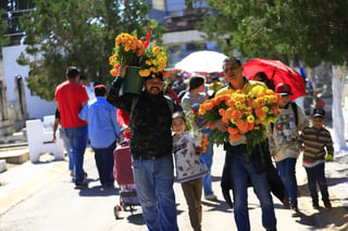 Decenas de duranguenses se dieron cita al Panteón de Oriente para visitar a sus seres queridos por el Día de Muertos.