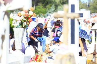 Decenas de duranguenses se dieron cita al Panteón de Oriente para visitar a sus seres queridos por el Día de Muertos.