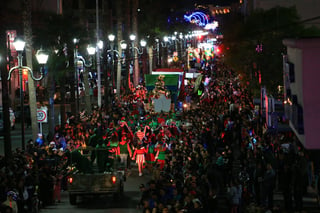 Cientos de duranguenses se reunieron en el Centro de la ciudad para apreciar el desfile navideño.