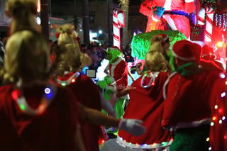 Cientos de duranguenses se reunieron en el Centro de la ciudad para apreciar el desfile navideño.