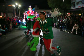 Cientos de duranguenses se reunieron en el Centro de la ciudad para apreciar el desfile navideño.