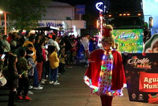 Cientos de duranguenses se reunieron en el Centro de la ciudad para apreciar el desfile navideño.