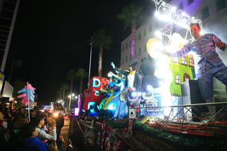 Cientos de duranguenses se reunieron en el Centro de la ciudad para apreciar el desfile navideño.