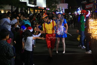 Cientos de duranguenses se reunieron en el Centro de la ciudad para apreciar el desfile navideño.