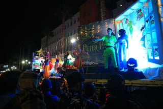 Cientos de duranguenses se reunieron en el Centro de la ciudad para apreciar el desfile navideño.