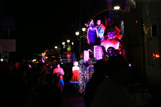 Cientos de duranguenses se reunieron en el Centro de la ciudad para apreciar el desfile navideño.