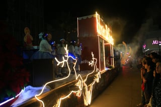 Cientos de duranguenses se reunieron en el Centro de la ciudad para apreciar el desfile navideño.