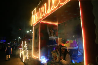 Cientos de duranguenses se reunieron en el Centro de la ciudad para apreciar el desfile navideño.