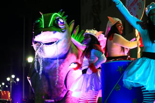 Cientos de duranguenses se reunieron en el Centro de la ciudad para apreciar el desfile navideño.