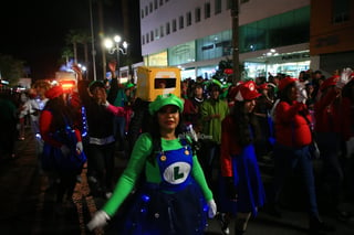 Cientos de duranguenses se reunieron en el Centro de la ciudad para apreciar el desfile navideño.