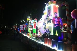 Cientos de duranguenses se reunieron en el Centro de la ciudad para apreciar el desfile navideño.