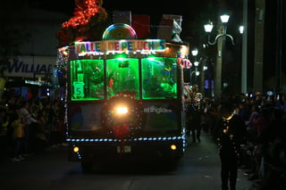 Cientos de duranguenses se reunieron en el Centro de la ciudad para apreciar el desfile navideño.