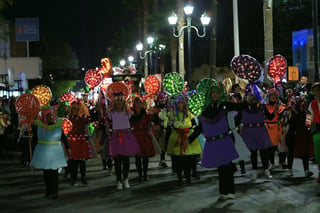 Cientos de duranguenses se reunieron en el Centro de la ciudad para apreciar el desfile navideño.